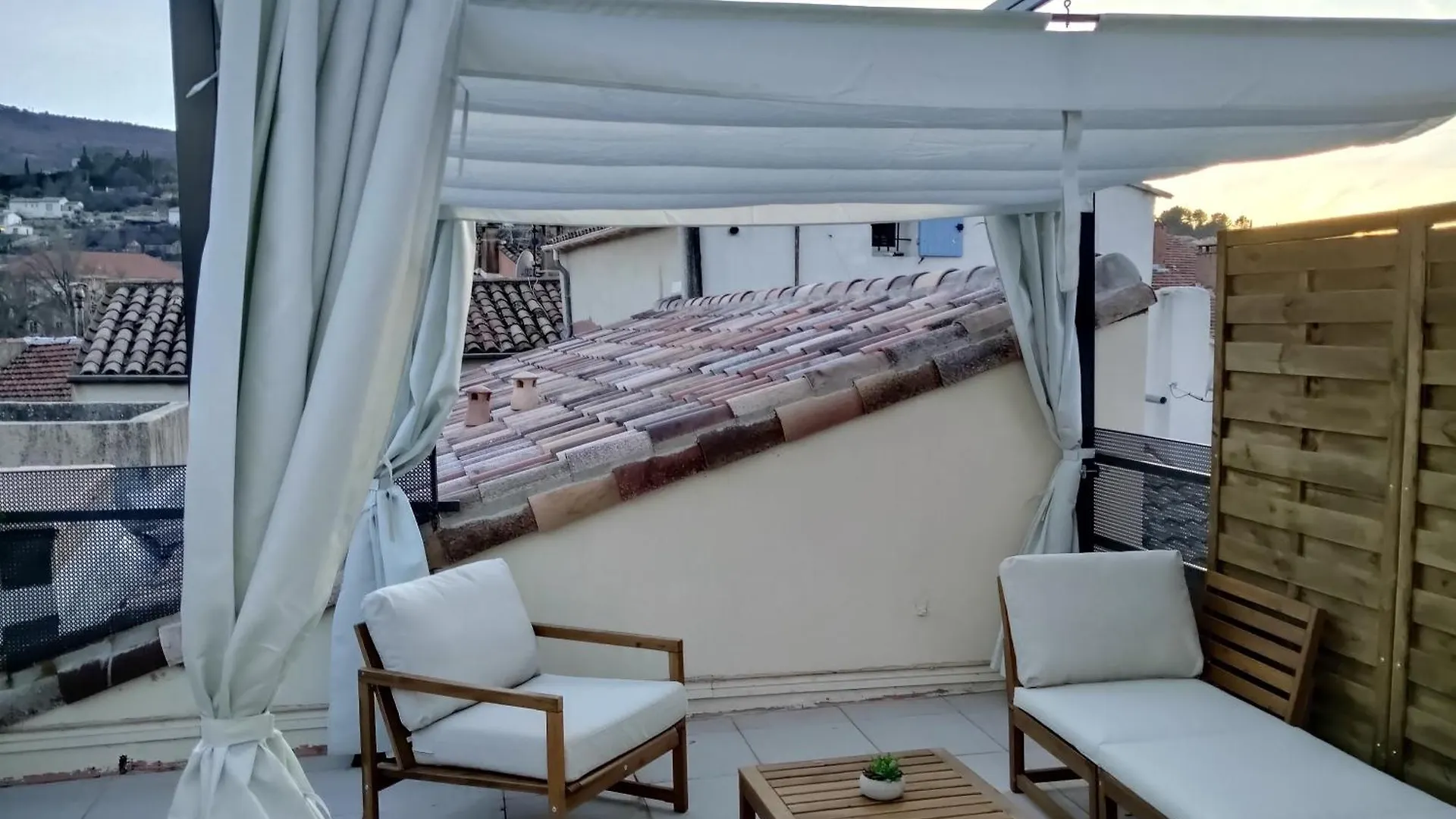Un Nid Sur Les Toits Avec Terrasse Apartment Apt 0*,