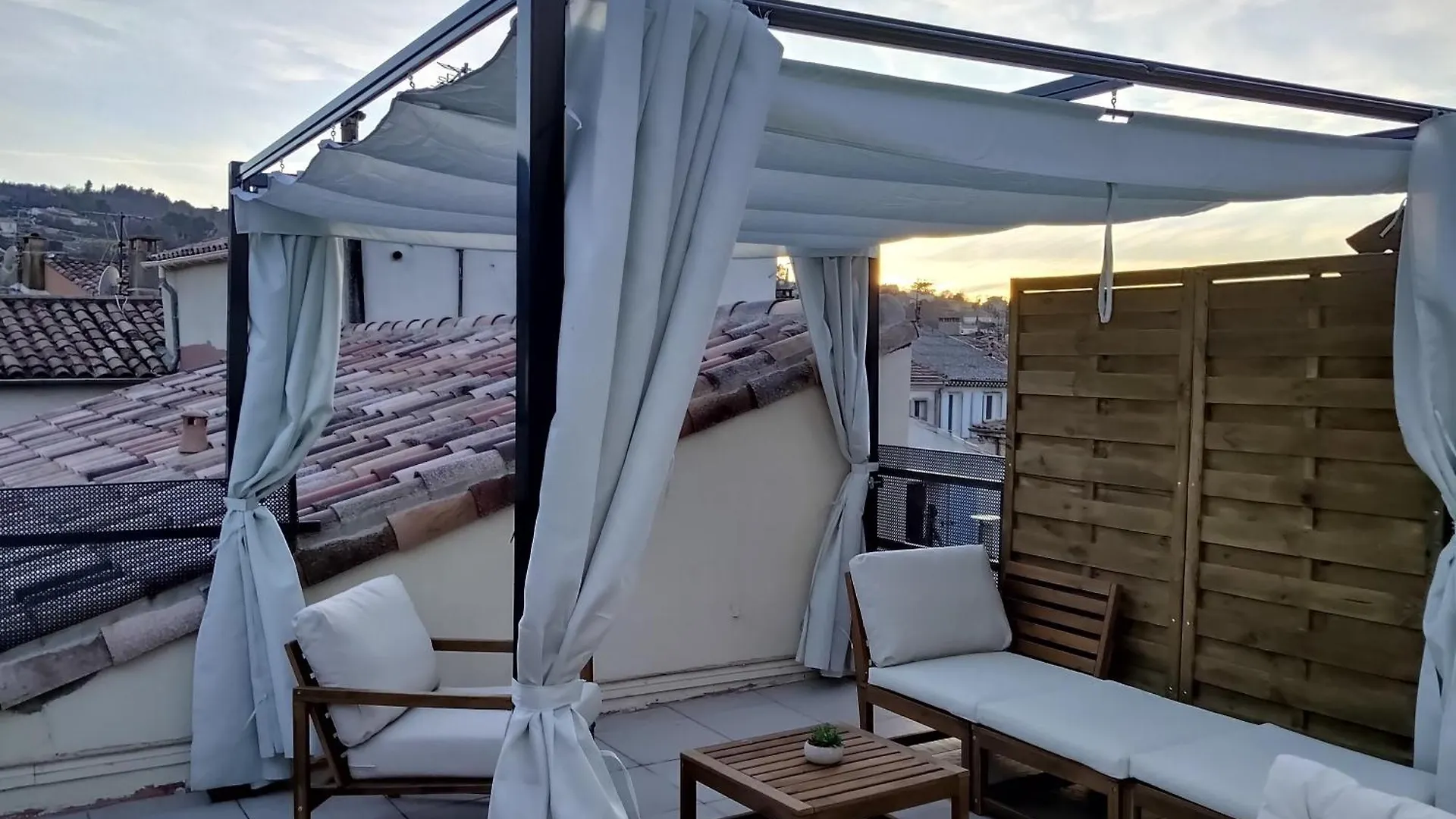Un Nid Sur Les Toits Avec Terrasse Apartment Apt