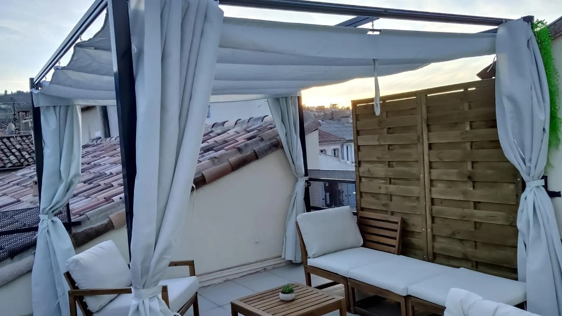 Un Nid Sur Les Toits Avec Terrasse Apartment Apt